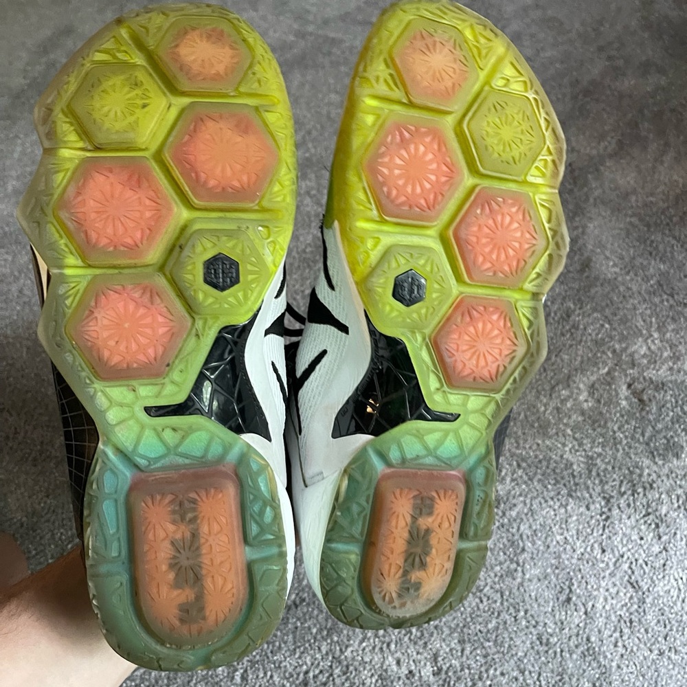 LeBron 12 - Picture 4 of 7